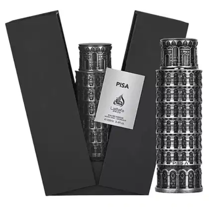 Lattafa Perfumes apresenta o perfume Pisa em embalagem preta com detalhes em relevo, contendo um frasco de perfume com rótulo branco e uma caixa preta.