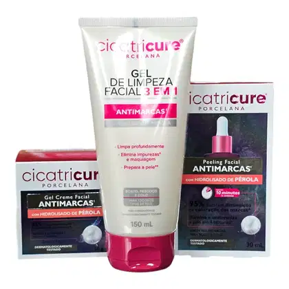 Produtos Cicatricure Porcelana: gel de limpeza facial 3 em 1 antimarcas, gel creme facial antimarcas com hidrosilado de pérola e peeling facial antimarcas com hidrosilado de pérola em embalagens plásticas e caixas com cores rosa e branca.