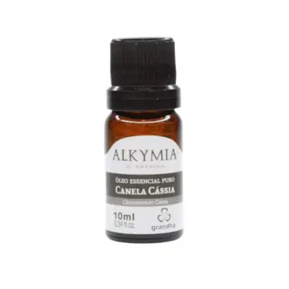 Frasco de óleo essencial de canela-cassia da marca Alkymia, com rótulo branco e preto. O produto possui 10 ml e é apresentado em embalagem de vidro âmbar com tampa preta.