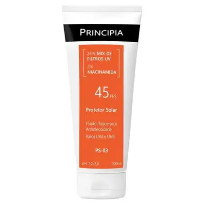 Protetor solar Principia com FPS 45, contendo mix de filtros UV e niacinamida. Embalagem em tubo branco e laranja, com informações sobre o produto e sua composição.