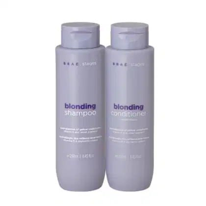 Dois frascos de produtos Braé para cabelos loiros: um shampoo e um condicionador, ambos em embalagens cilíndricas de cor lilás com rótulos indicando "blonding shampoo" e "blonding conditioner".