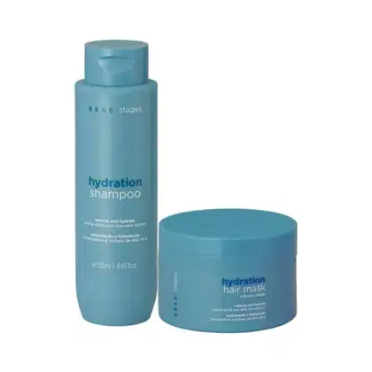 Shampoo e máscara capilar da linha Hydration da marca Braé, em embalagens plásticas de cor azul-esverdeada. O shampoo possui frasco com tampa dosadora, enquanto a máscara está em pote com tampa.