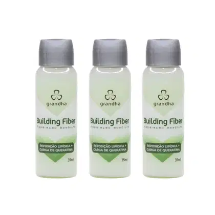 3 frascos de 35ml da linha Building Fiber da marca Grandha, com rótulos verdes e brancos destacando os benefícios de reposição lipídica e carga de queratina.