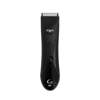 Aparelho de corte de cabelo elétrico preto da marca Ego, com design compacto e botão de ligar/desligar. Possui cabo USB para carregamento e indicador de nível de bateria.