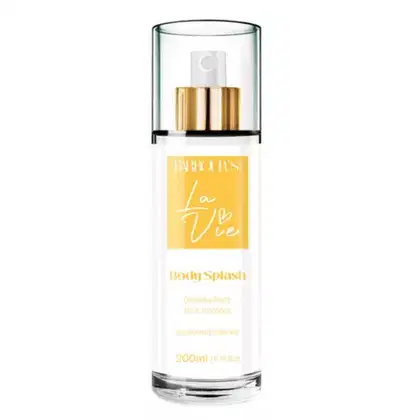 Frasco de perfume Barbour's Beauty La Vie, com design elegante em vidro transparente e detalhes dourados. Rótulo com nome do produto e informações em fundo amarelo claro.