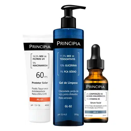 Produtos da marca Principia: protetor solar FPS 60, gel de limpeza e sérum facial com ácidos hialurônicos e vitamina B5, em embalagens plásticas e de vidro com rótulos em preto e azul.