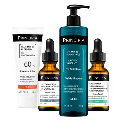 Produtos da marca Principia, incluindo protetor solar, soro facial e gel de limpeza, em embalagens com design preto e azul, exibindo informações sobre os ingredientes e propriedades dos produtos.