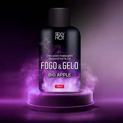 Óleo para massagem corporal da marca Sexy Hot, com o nome "Fogo & Gelo" e sabor "Big Apple". A embalagem é um frasco preto com o nome da marca e do produto em destaque, em um ambiente com fumaça roxa e iluminação dramática. O frasco possui 38ml