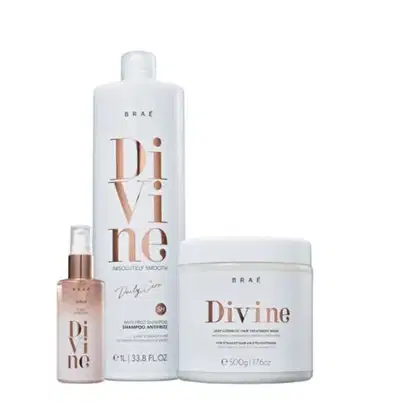 O conjunto de produtos Braé Divine inclui um frasco de shampoo, pote de máscara e sérum capilar ambos com design minimalista em tons claros e detalhes em dourado.