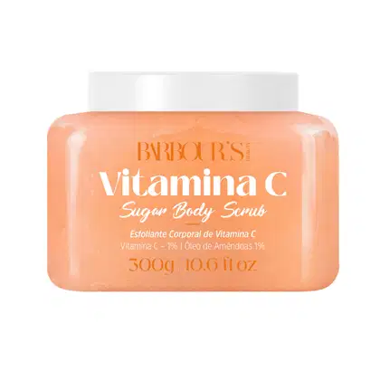 Embalagem de plástico laranja com rótulo branco e dourado contendo "Vitamina C Sugar Body Scrub" da marca Barbour's Beauty. Produto de esfoliação corporal com vitamina C e óleo de amêndoas.