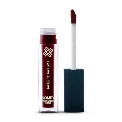 Frasco de batom líquido matte da marca Petrizi Makeup, na cor vinho, com aplicador de ponta fina. A embalagem apresenta o logotipo da marca em destaque.