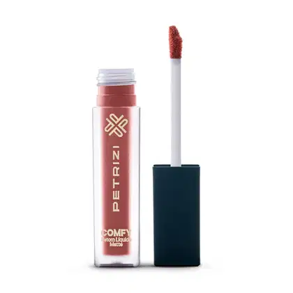 Batom Líquido Petrizi Makeup Comfy frasco com aplicador, na cor rosa, com rótulo dourado exibindo a marca "Petrizi".