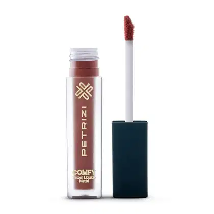 Batom líquido matte da marca Petrizi Makeup, na cor nude, com aplicador de ponta macia. O rótulo exibe o nome da marca e a descrição "Comfy Batom Liquido Matte".