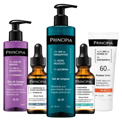 Produtos de beleza da marca Principia, incluindo um gel de limpeza, um sérum facial, um protetor solar e outros itens em embalagens de plástico e vidro com cores predominantes de roxo, azul e branco.