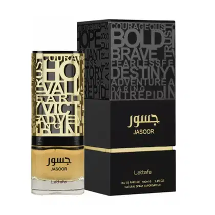 Frasco de perfume da marca Lattafa Perfumes com embalagem preta e dourada, exibindo texto em árabe e inglês como "Jasoor" e "Courageous, Bold, Brave, Fearless, Destiny, Adventure, Daring, Intrepid".