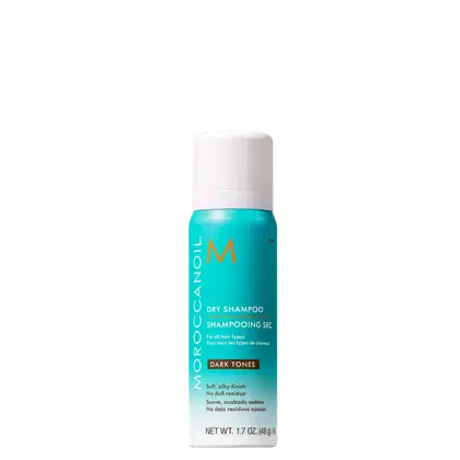 A imagem mostra o Shampoo a Seco Moroccanoil Dry Shampoo Dark Tones 65ml, um frasco cilíndrico na cor turquesa com tampa branca. Rótulo com o logotipo "M" laranja e texto "Dry Shampoo" e "Dark Tones" em letras brancas e pretas.