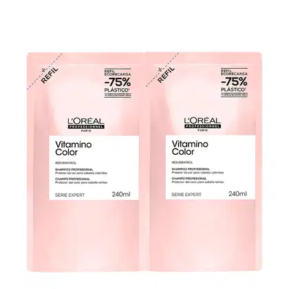 Dois frascos de 240ml do shampoo profissional Vitamino Color da L'Oréal Professionnel, com rótulos indicando que o produto é da linha Serie Expert e possui 75% de plástico reciclado na embalagem.