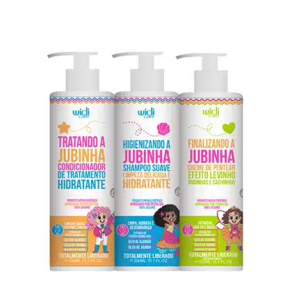 Três frascos de produtos Widi Care para cuidados com cabelos e pele de crianças, com rótulos coloridos e ilustrações de personagens. Os produtos incluem condicionador hidratante, shampoo suave e creme de pentear para cabelos e pele.
