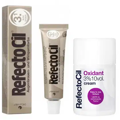 Caixa e tubo de coloração RefectoCil 3.1 em tons de cinza, com rótulos indicando o nome da marca e o tipo de produto e "Oxidant 3% 10vol. cream", com informações sobre a textura fácil de misturar.