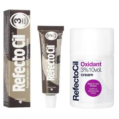 Caixa e tubo de coloração RefectoCil 3.0 em tons de marrom, com logotipo e informações sobre o produto. Também há um frasco de creme oxidante RefectoCil com rótulo indicando o conteúdo e a textura do produto.