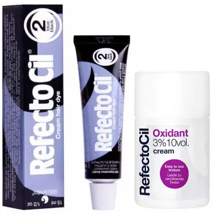 Caixa e tubo de creme colorante RefectoCil na cor preta e branca. O tubo contém o texto "RefectoCil Oxidant 3% 10vol. cream" e a caixa apresenta o texto "RefectoCil 2 black".