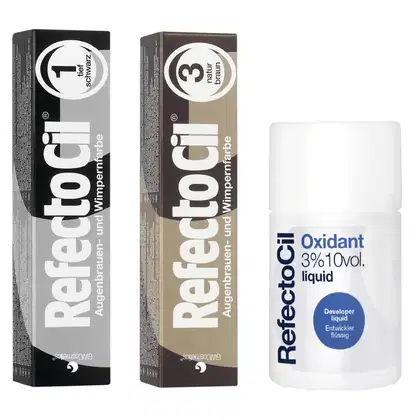 Caixas de coloração RefectoCil em preto e marrom, com logotipo e informações sobre o produto. Também há um frasco de Oxidante RefectoCil 3% 10vol. Líquido, um revelador para uso com os produtos de coloração.