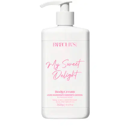 Frasco branco de corpo com bomba doseadora, contendo o texto "My Sweet Delight" em rosa. O produto é uma loção hidratante corporal da marca Barbour's Beauty.