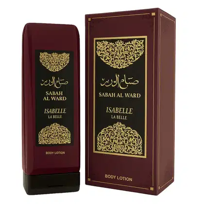 Frasco de loção corporal da linha Isabelle La Belle, com embalagem em tons de vermelho e dourado, contendo rótulos em árabe e francês. A caixa apresenta detalhes decorativos dourados em estilo árabe.