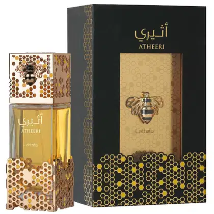 Frasco de perfume Atheeri da marca Lattafa, com embalagem preta e dourada apresentando um design de favos de mel. O frasco possui um formato diferenciado, com uma tampa em formato de abelha dourada.