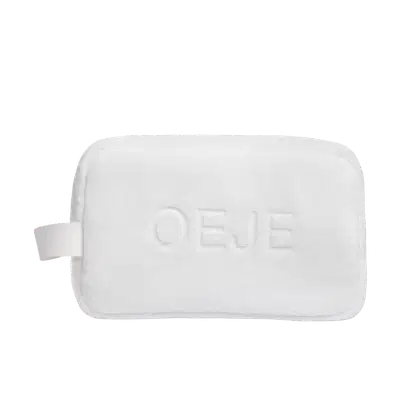 Nécessaire branca retangular com a palavra "OEJE" impressa em relevo. Produto de beleza da marca Oeje Brazil, com design minimalista e acabamento suave.