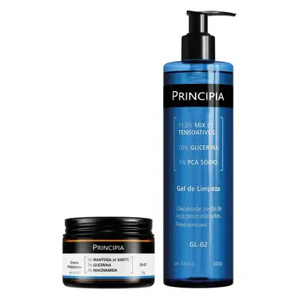 Dois produtos da marca Principia: um frasco de gel de limpeza com bomba dosadora em azul e preto, e um pote de creme hidratante em preto e laranja. Ambos apresentam informações sobre os ingredientes e características dos produtos.