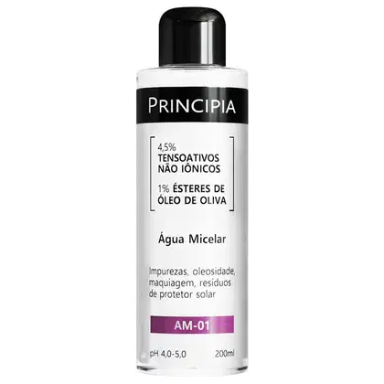 Frasco de água micelar da marca Principia, com rótulo preto e branco. Contém 4,5% de tensoativos não iônicos e 1% de ésteres de óleo de oliva. Indicado para impurezas, oleosidade, maquiagem e resíduos de protetor solar.