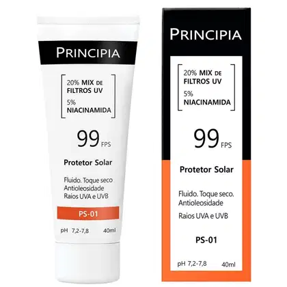 Dois produtos Principia: um tubo de protetor solar com 20% de filtros UV e 5% de niacinamida, com FPS 99; e uma caixa do mesmo protetor solar, ambos com informações sobre o produto em preto e laranja.