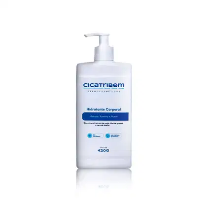 Hidratante corporal Cicatribem em embalagem branca com bomba dosadora. Rótulo azul com nome da marca e informações sobre o produto, que promete hidratar, iluminar e nutrir a pele.