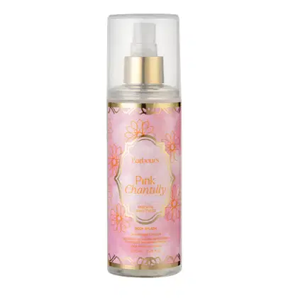 Frasco de spray de corpo da marca Barbour's Beauty, com rótulo rosa e dourado apresentando o nome "Pink Chantilly". O produto possui uma embalagem transparente com um aplicador de pulverização.
