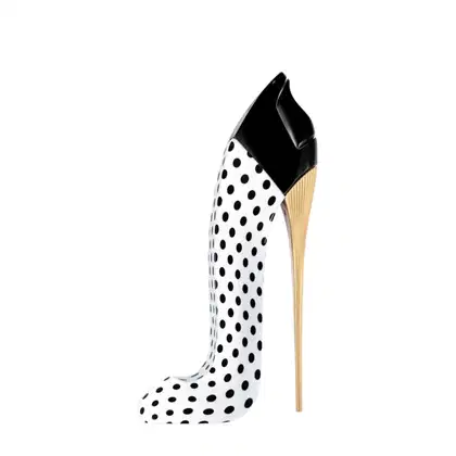 Frasco do perfume Good Girl Blush Polka Paradise em forma de sapato de salto alto com estampa de bolinhas pretas e brancas, com detalhes em dourado na parte superior e no salto. Embalagem elegante e minimalista, em preto e branco.
