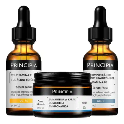 Dois frascos de sérum facial da marca Principia. Também há um pote de creme hidratante da mesma marca.