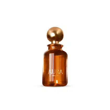 Frasco de perfume Aura Beauty com tampa dourada em formato esférico. O frasco é de vidro transparente com o nome da marca "Aura Beauty" impresso em letras brancas.