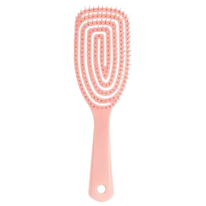 A imagem mostra uma escova de cabelo em cor rosa claro. Possui formato oval alongado com fileiras concêntricas de cerdas plásticas curtas e pontiagudas. O cabo é longo e reto.