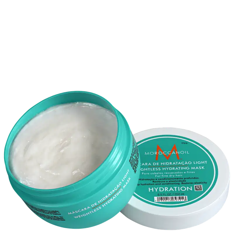 A imagem mostra a Máscara Capilar Moroccanoil Hydration Light 250ml em um pote redondo de plástico no tom tuquesa. A embalagem está aberta, mostrando a consistência e textura da máscara.