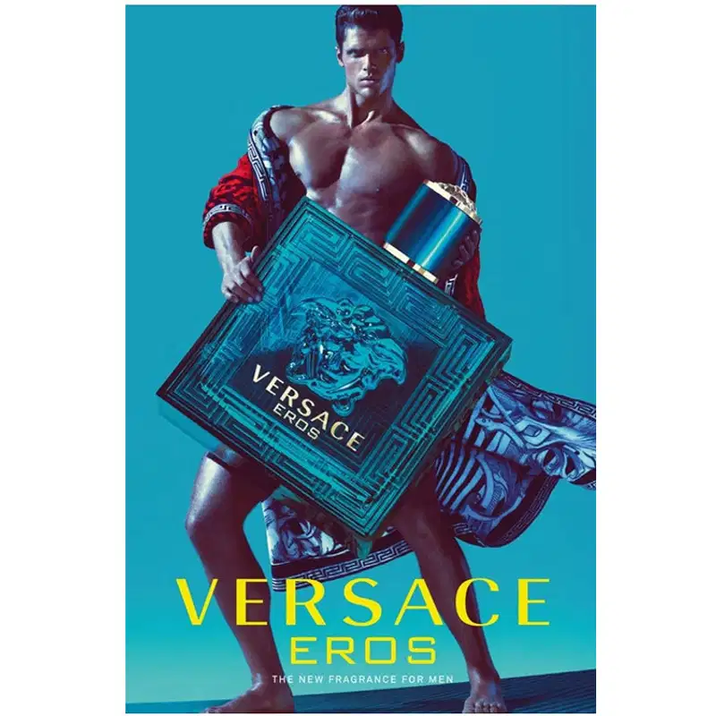 A imagem mostra um cartaz com a propaganda da Versace, com um homem segurando o perfume Eros. Na parte inferior do cartaz, a marca e o nome do perfume estão escritos em amarelo.