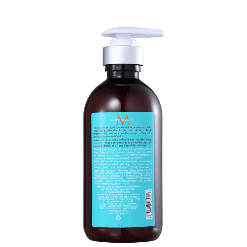 A imagem mostra a parte de trás da embalagem do produto Moroccanoil Intense Curl Cream, frasco plástico marrom escuro com bomba dosadora branca. Rótulo azul turquesa com texto informativo sobre a fórmula hidratante e nutritiva.