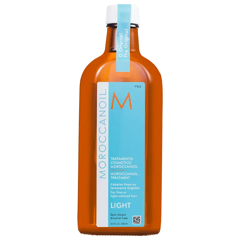 A imagem mostra o Óleo Capilar Moroccanoil Treatment Light 200ml, frasco na cor âmbar com rótulo azul turquesa, com detalhes em branco e laranja. Indica que é um tratamento para cabelos finos ou levemente tingidos.