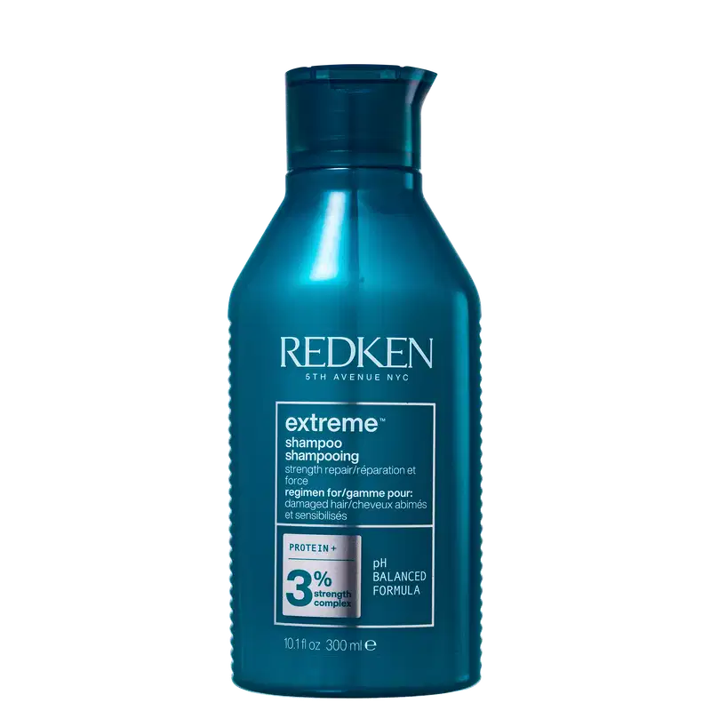 Frasco de shampoo Redken Extreme, com fórmula pH balanceada, contendo 3% de complexo de proteína, para cabelos danificados. Embalagem de 300 ml na cor azul escuro.