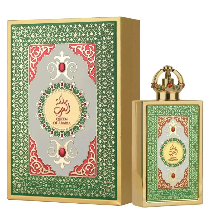 Perfume da marca Lattafa Perfumes, em frasco dourado com detalhes em vermelho e verde, apresentando um design ornamentado com motivos florais. A embalagem exibe o nome "Queen of Arabia" em árabe e em inglês.