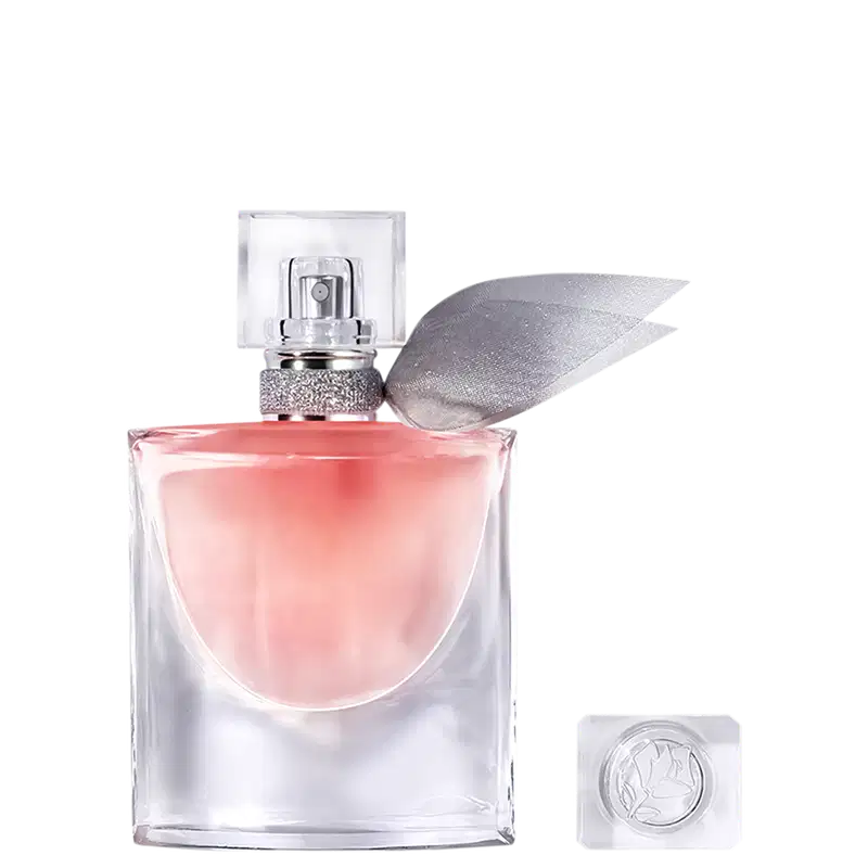 Frasco de perfume Lancôme com tampa prateada e rótulo rosa, contendo líquido rosa claro. Embalagem de vidro transparente com design elegante e sofisticado.