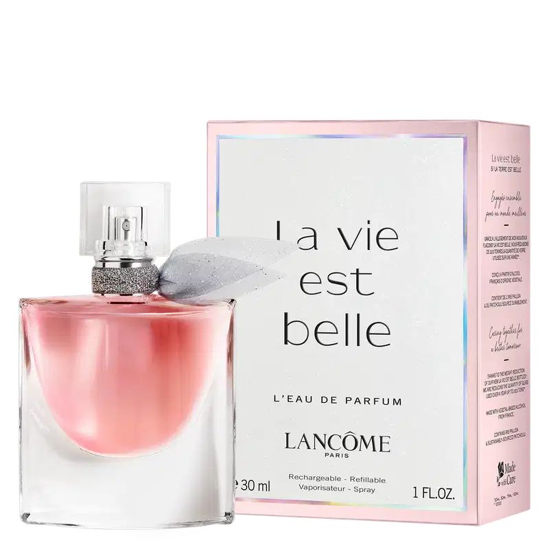 Frasco de perfume Lancôme com tampa prateada e rótulo rosa, contendo líquido rosa claro. Embalagem de vidro transparente com design elegante e sofisticado.