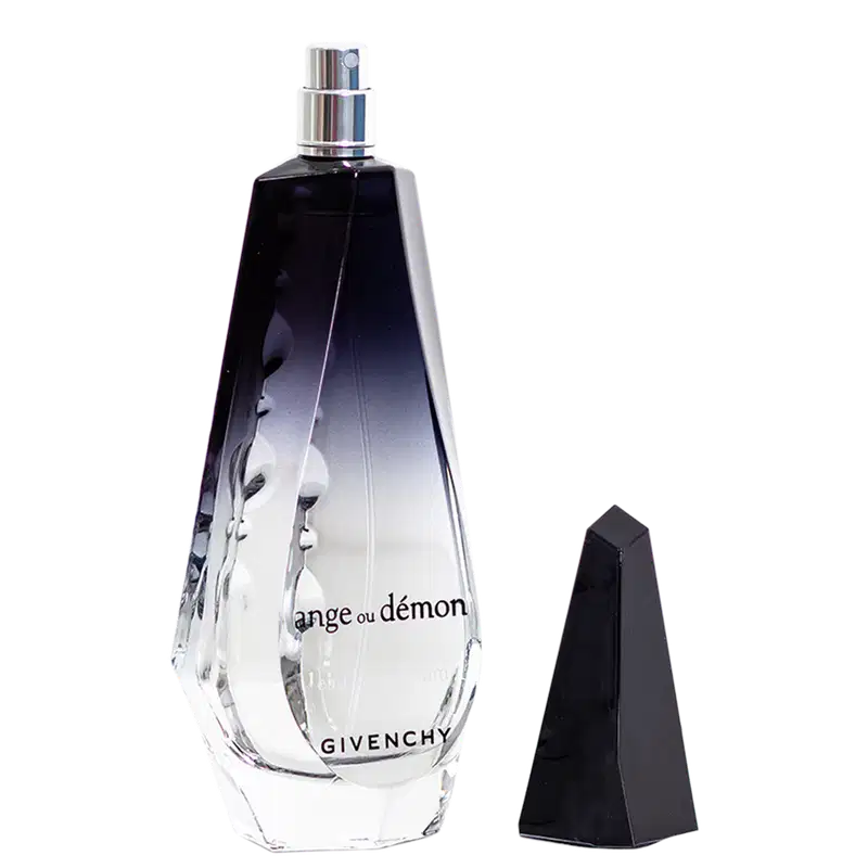 Frasco do perfume aberto, a tampa posicionada ao lado.