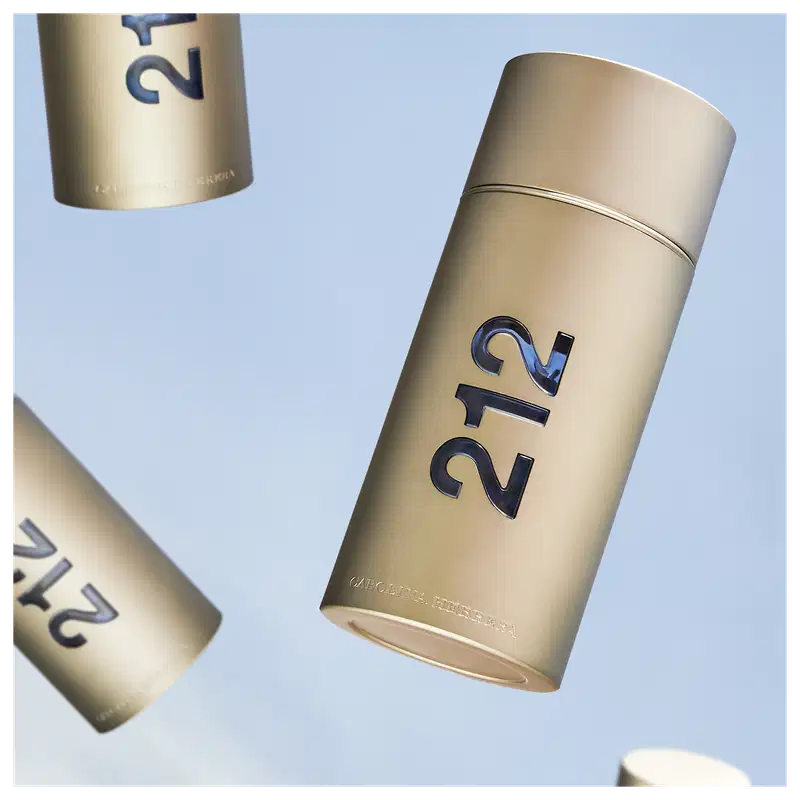 Frascos de perfume Carolina Herrera 212, com design cilíndrico em tons neutros e numeração destacada em preto. Embalagem elegante e minimalista, refletindo a sofisticação da marca.