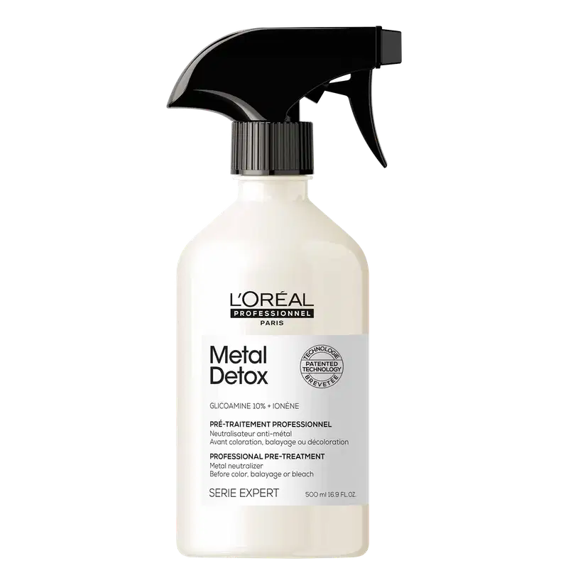 Frasco de spray branco da L'Oréal Professionnel Paris, com rótulo preto e branco, contendo o produto "Metal Detox" com tecnologia patenteada. O frasco possui um gatilho preto para aplicação.